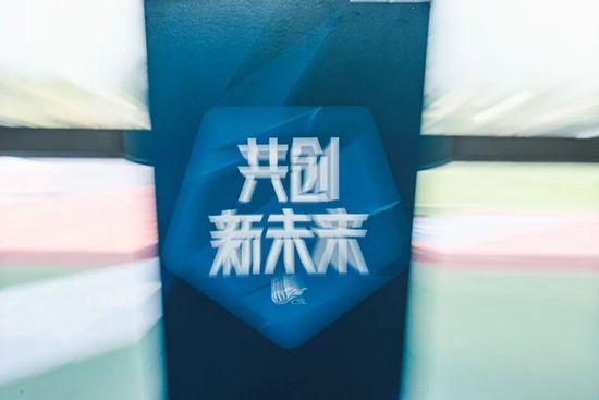 当天鹿晗不但帅气现身，还360度“花式调戏”自己蜡像，十分吸睛。