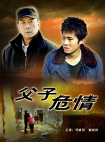 索菲娅·维加拉与猛男同游 黑色泳装秀性感丰胸 2013-07-24 拉丁性感女星索菲娅·维加拉还在希腊，除了继续她的泳装加长裙穿法外，这次她还和几名男伴同行，维加拉秀出杏干事业线，黑色大墨镜难掩灿烂笑容。