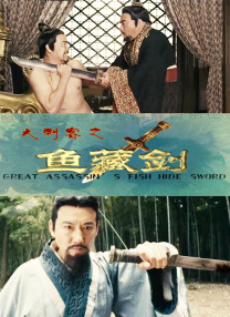 卞耀汉和李柱胜两位主演在人群中最为突出，两人脸上的紧张表情衬托出紧张的气氛，所有人都拿着手机，似乎在追查什么事情，刺激了观众的好奇心。